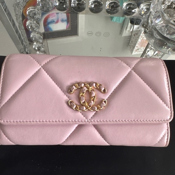 Chanel 19 Pink Quilted Women's wallet - Picture 1 of 8